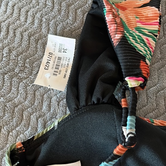 Time and Tru Wide Strap V-Wire Bikini Top Size S(4-6) - Picture 10 of 11